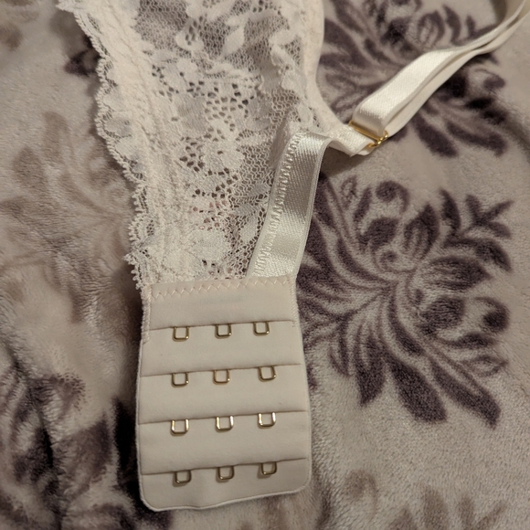 Victoria's Secret Elegant Lace Underwire Bra - Cream 36DDD - Picture 5 of 7